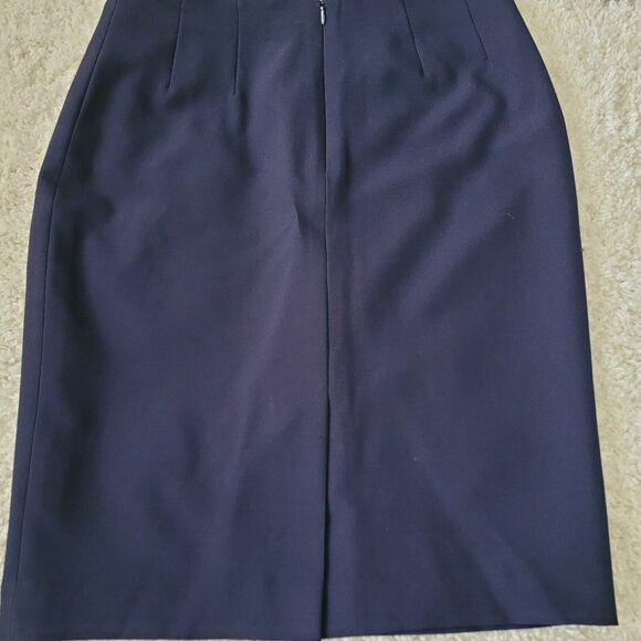 Navy Blue Le Suit skirt suit size 4P. - Picture 6 of 11